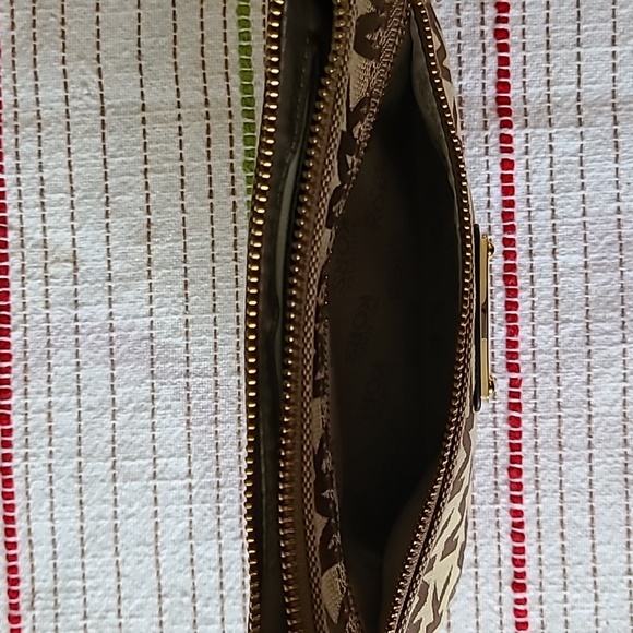 Michael Kors wristlet - Picture 5 of 6